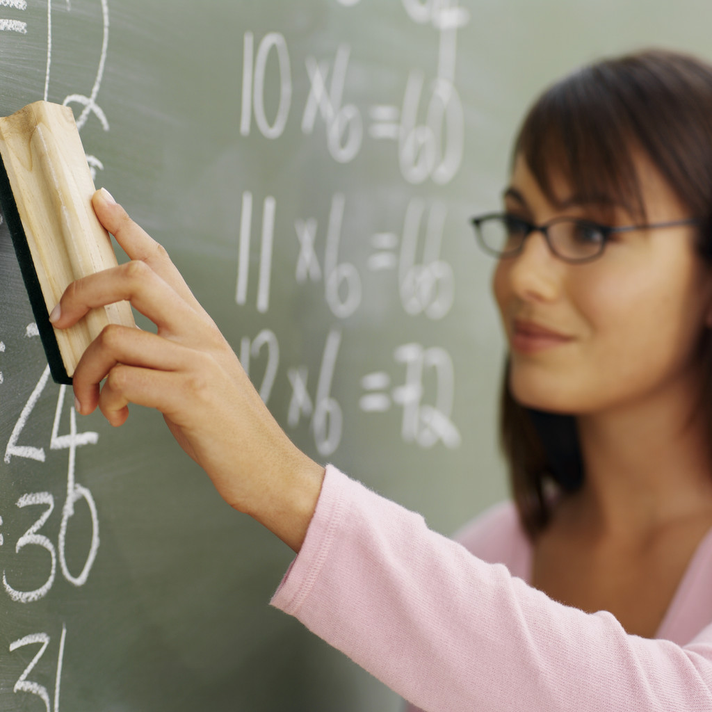 Formatrice effaçant un tableau, symbole de progrès