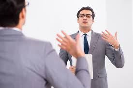 Deux hommes en pleine conversation gestuelle