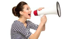 Femme parlant dans un mégaphone