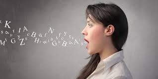 Femme parlant, mots qui s'envolent de sa bouche