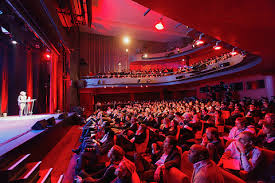 Théâtre rouge rempli d'un large public