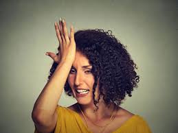 Femme qui a un trou de mémoire