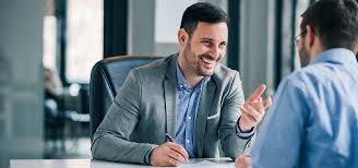 Deux professionnels en échange autour d'un bureau